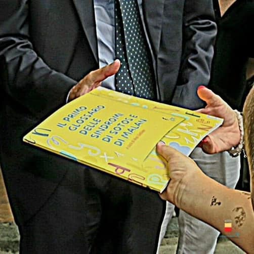 Consegna del glossario al sindaco di Napoli Gaetano Manfredi
